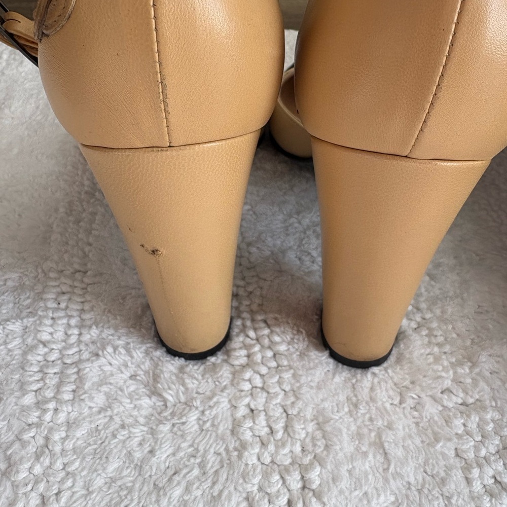 CHANEL Women's Two-Tone classic Beige and Black cap toe Vintage Heels - Picture 10 of 17